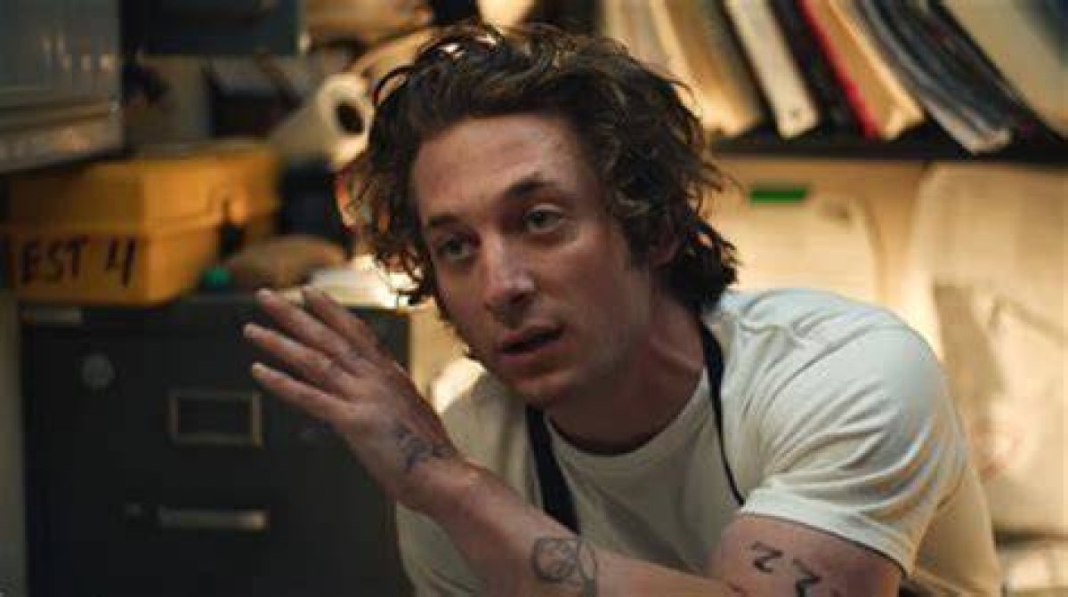 Exploring the Heights of Jeremy Allen: a Closer Look at His Stature